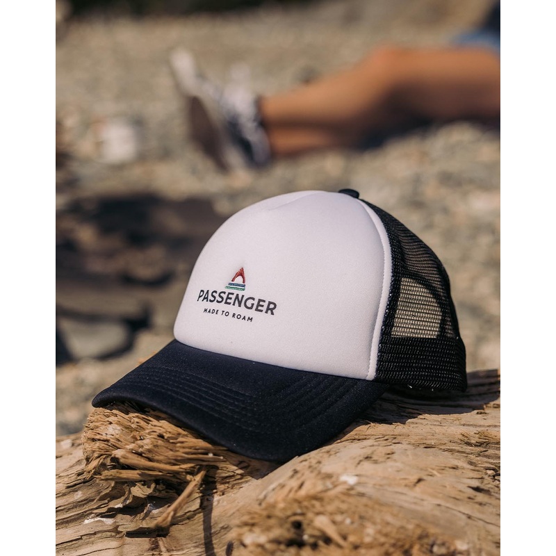 Beechey Snapback Trucker Cap – Black/ White